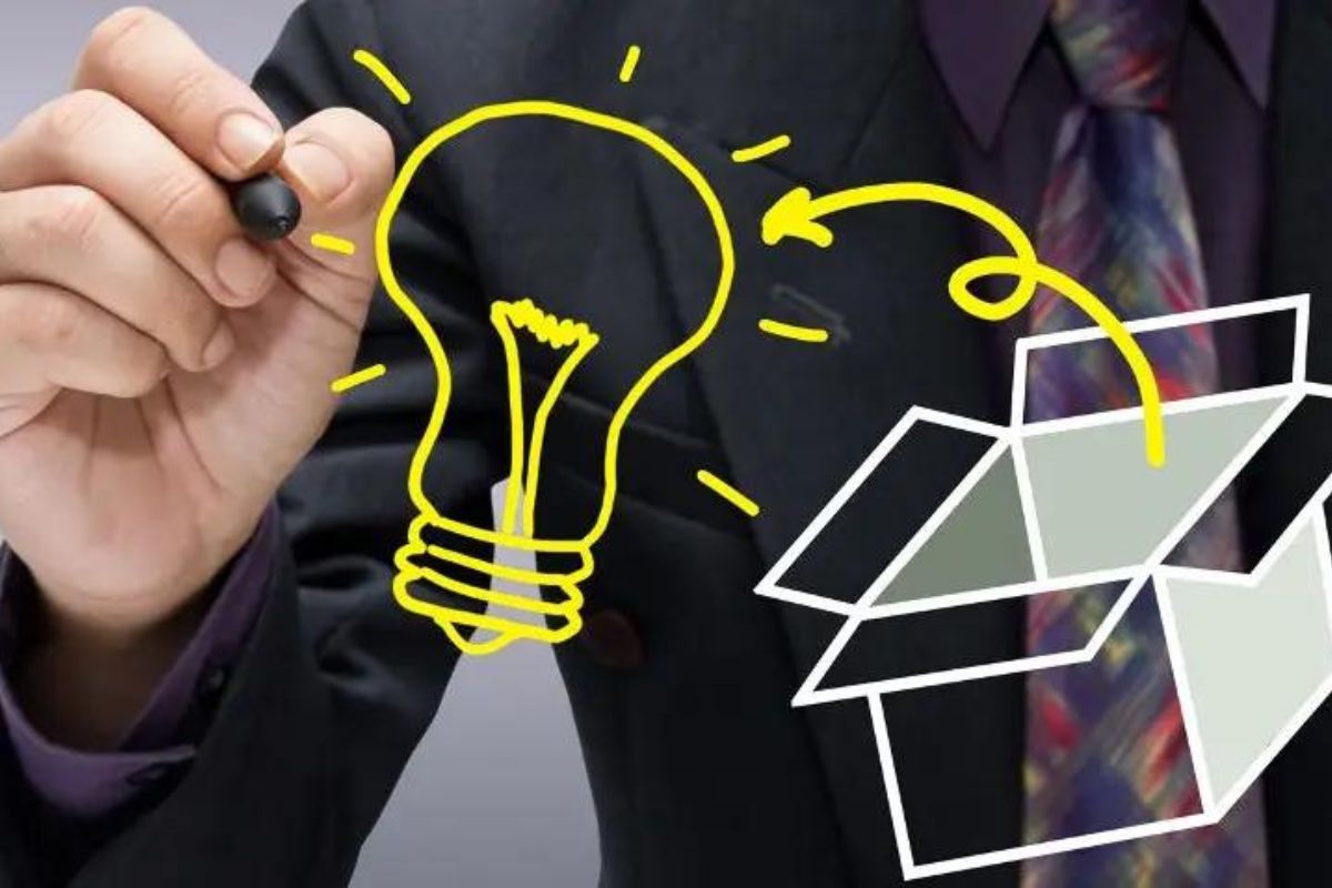 Homem desenhando uma caixa: Pensar fora da caixa Pensar fora da caixa: A imagem mostra um homem desenhando em um vidro uma caixa e também lâmpada, dando a entender ideias fora da caixa,