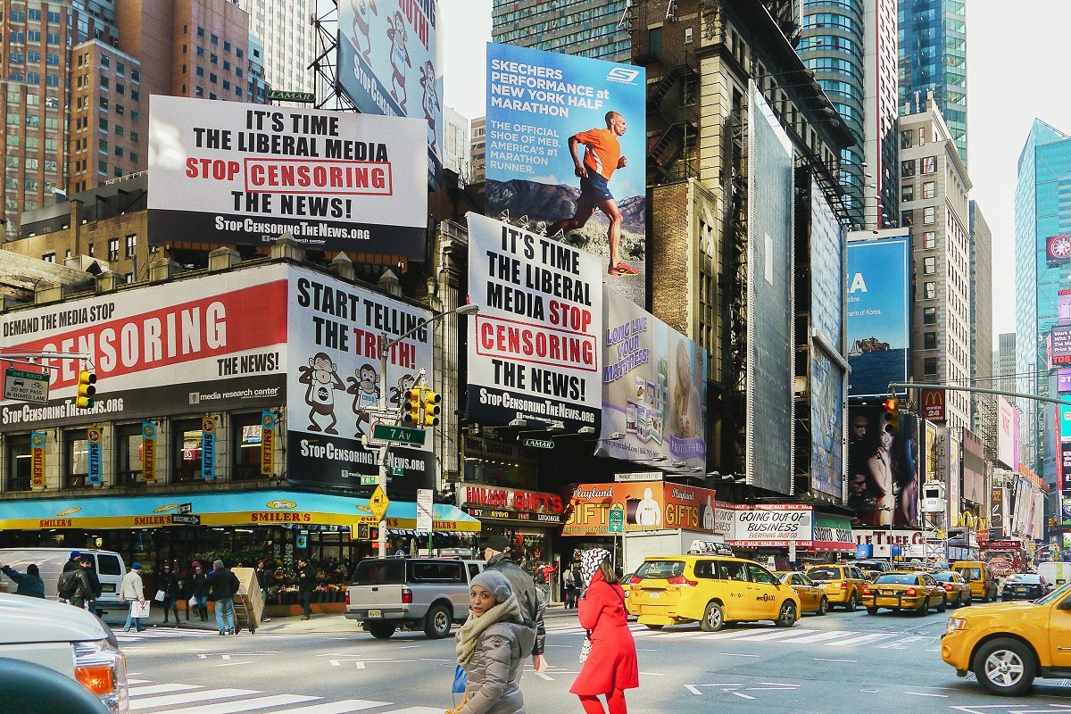 Outdoors na Time Square: Placas de publicidade Placas de publicidade: A imagem mostra os outdoors na Time Square