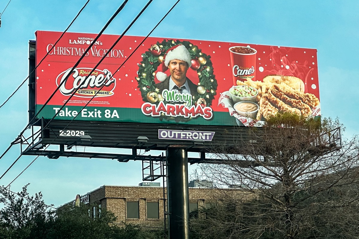 Placas de publicidade: A imagem mostra um outdoor grande com o tema natalino