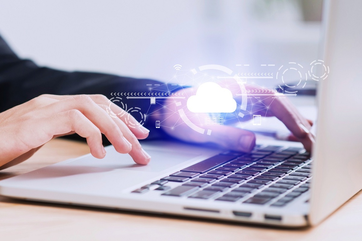 Pessoa usando um computador: Plataforma de experiência digital Plataforma de experiência digital: a imagem mostra uma pessoa usando um computador.