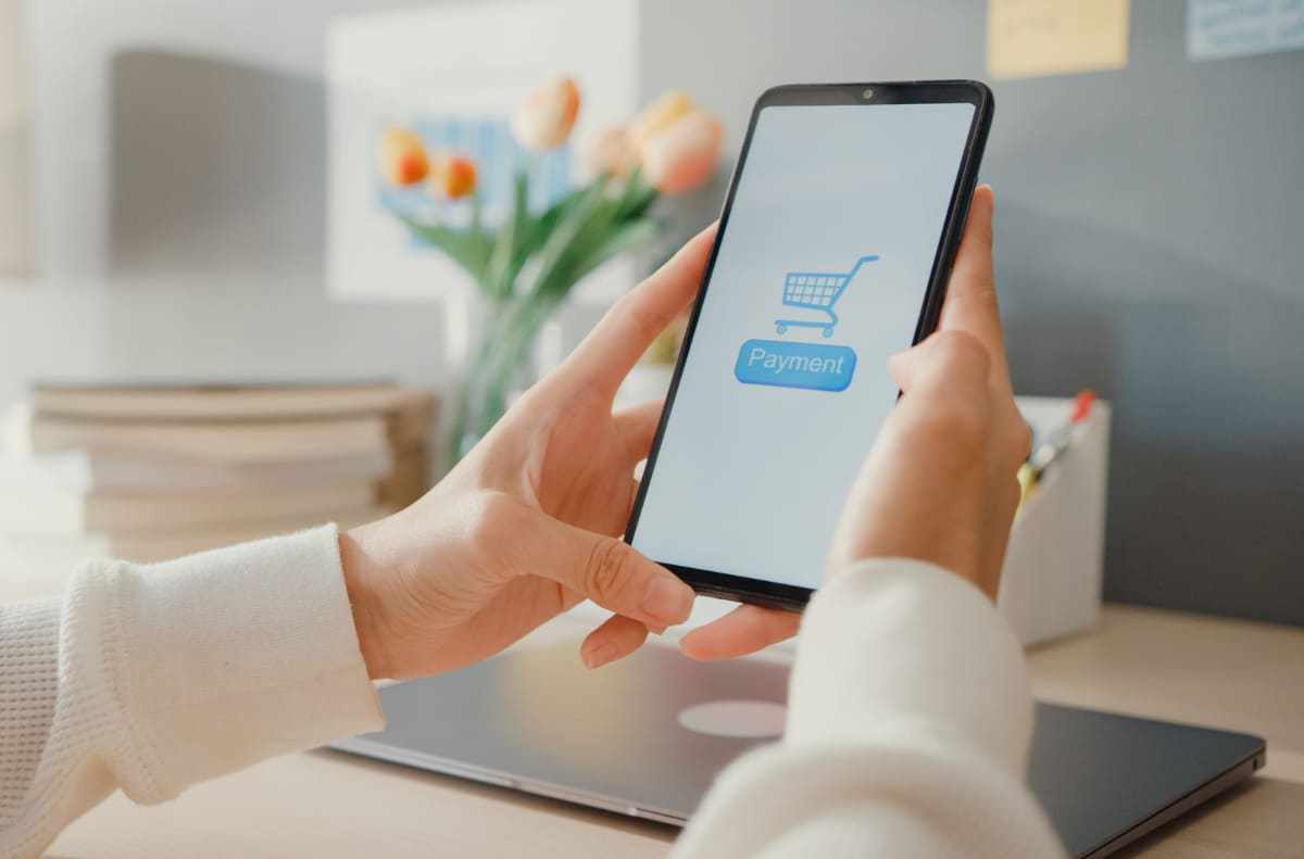compras pelo celular: plataformas para e-commerce pessoa usando o celular para fazer compras online