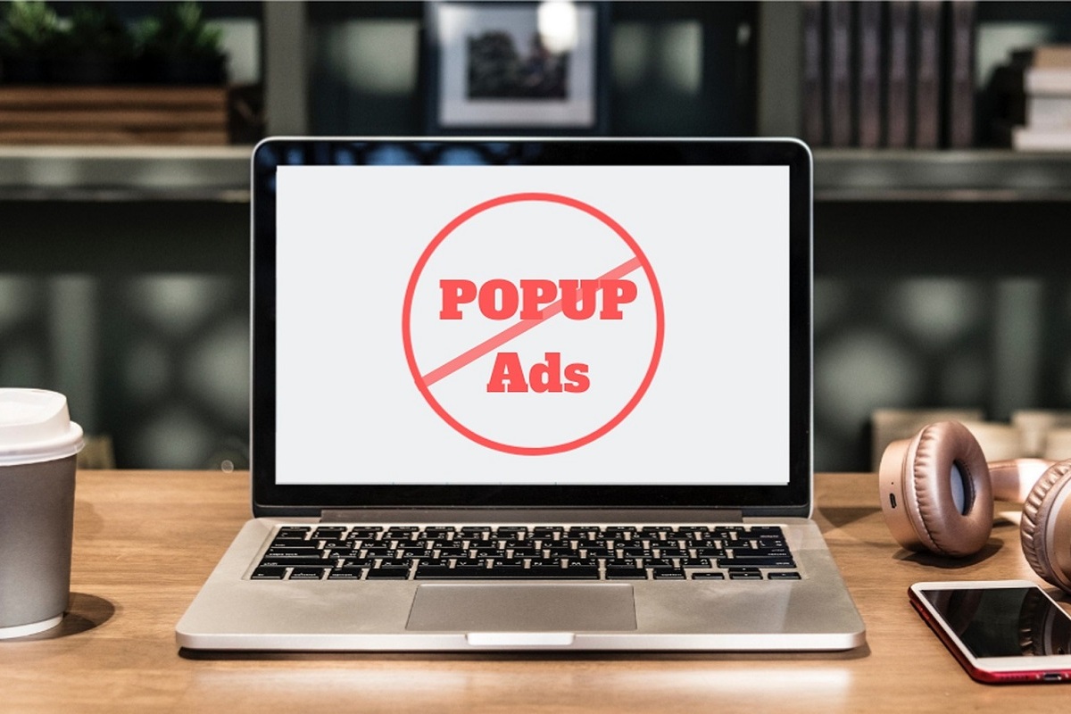 Computador com a página Pop Up aberta: Pop Ups Pop ups: A imagem mostra um computador mostrando na tela está escrito Pop Up Ads