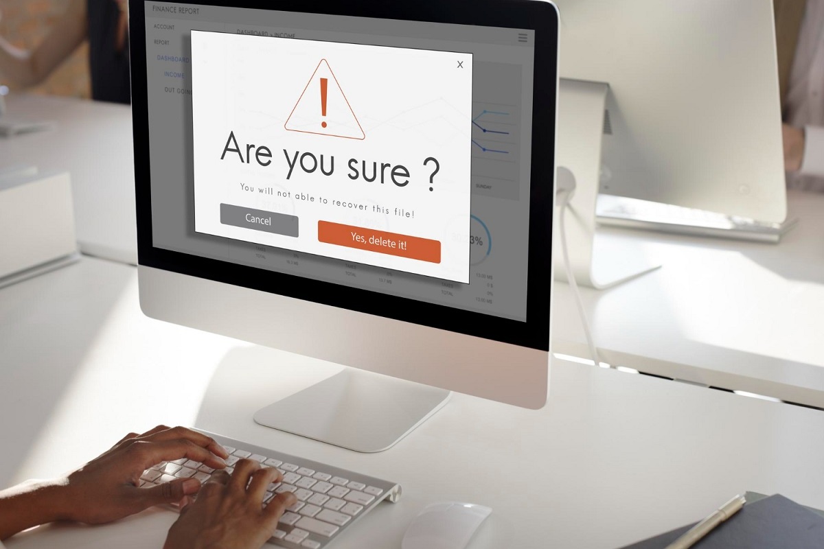 Pessoa acessando a uma página com um Pop Up: Pop Ups Pop ups: A imagem mostra uma pessoa acessando a um computador e a página indica que o site irá abrir um pop up.