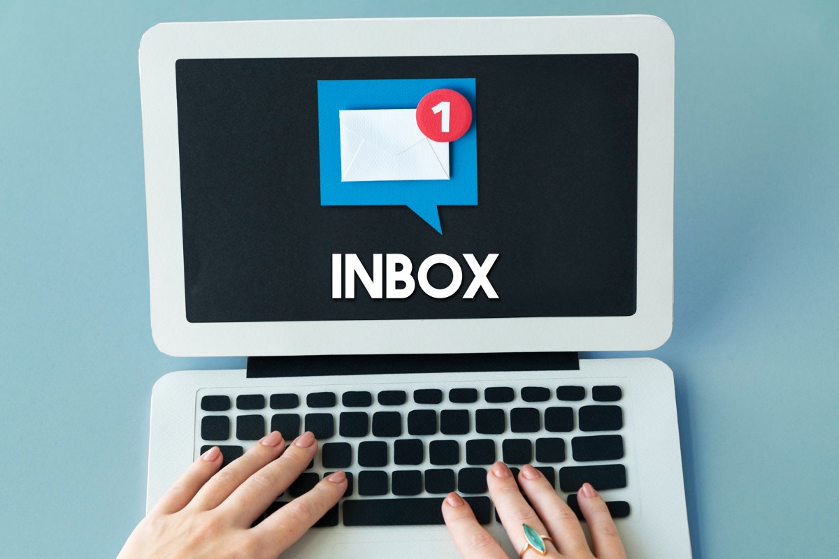 Pessoa acessando e-mail: Pop Ups Pop Ups: A imagem mostra uma pessoa usando um notebook, onde o e - mail está sendo acessado.