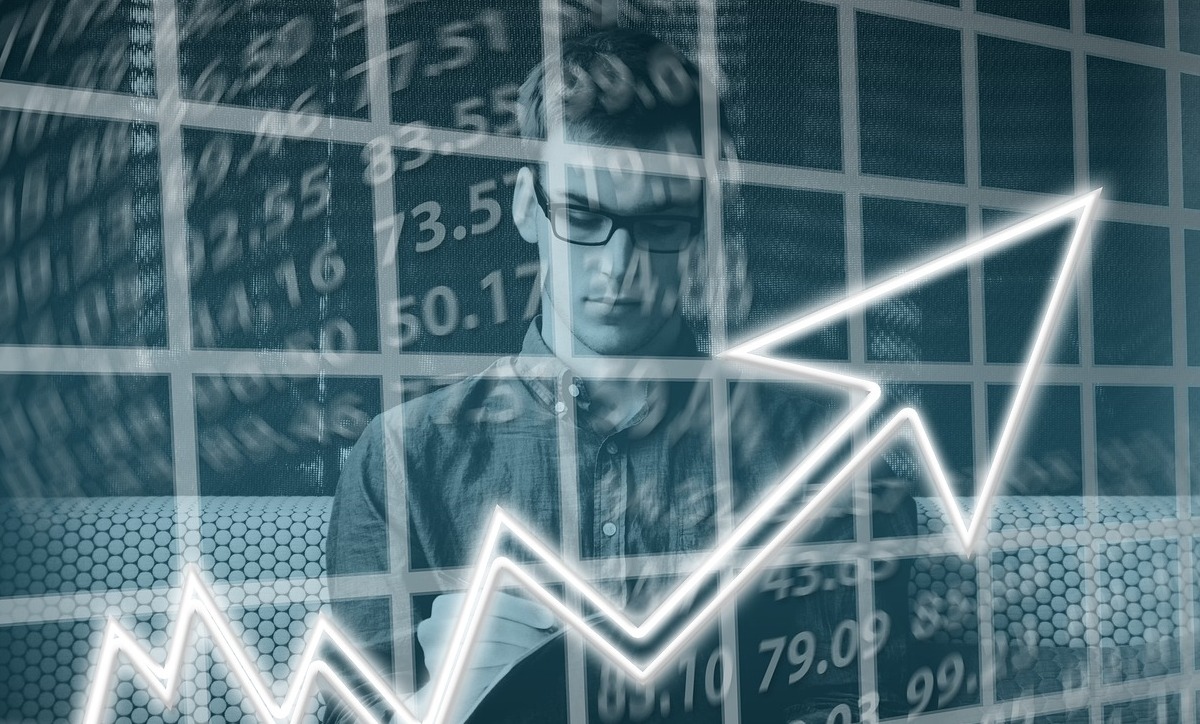 Homem jovem e gráficos: Pós - venda Pós - venda: A imagem mostra um homem jovem e sobreposto na imagem alguns dados e números.