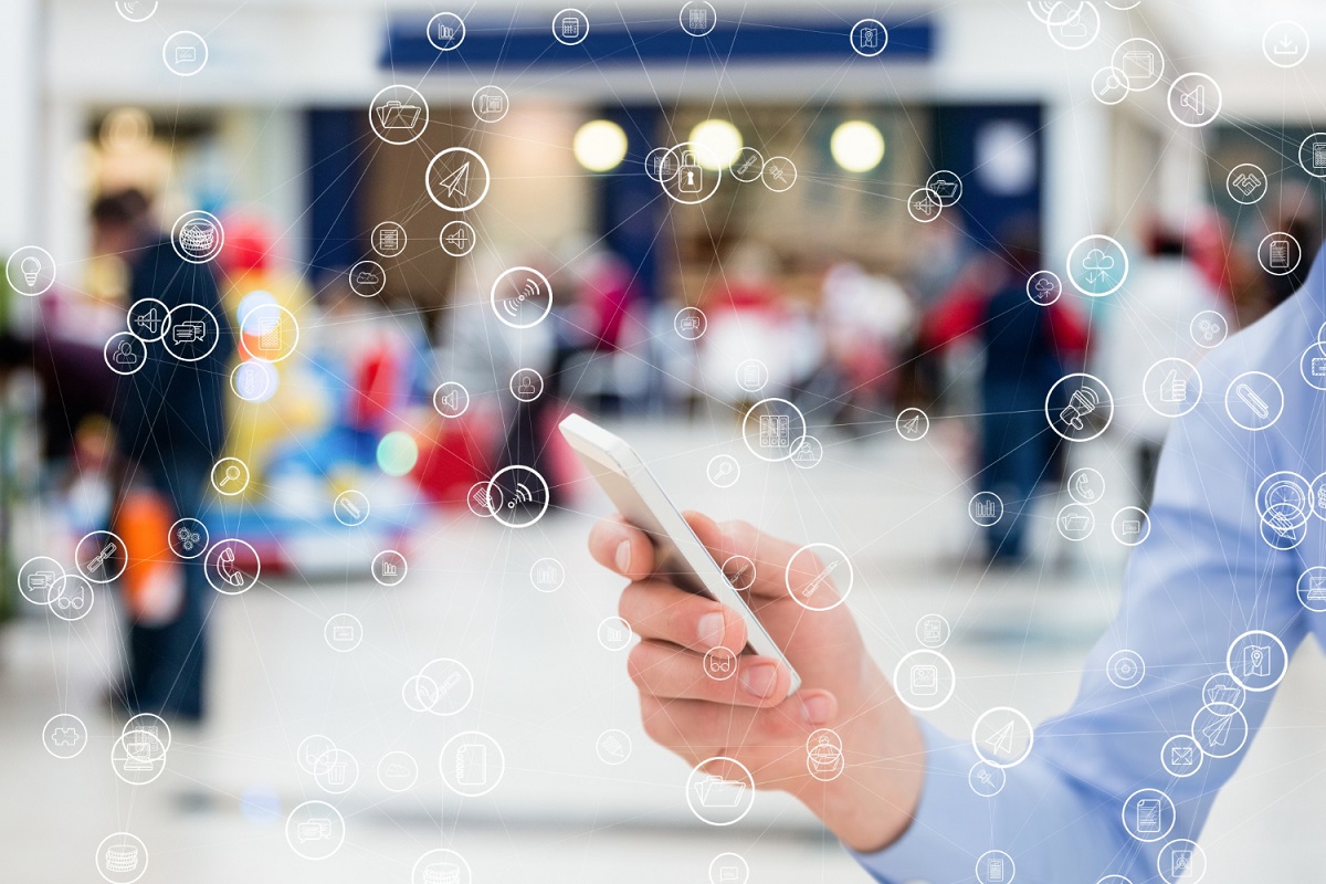 Homem usando smartphone: Post satélites Post Satélites: A imagem mostra um homem usando um celular, por cima da imagem está alguns ícones da internet