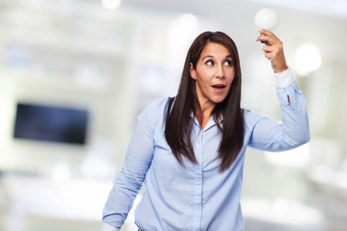mulher segurando uma lâmpada: posts geniais mulher segurando uma lâmpada acima da cabeça