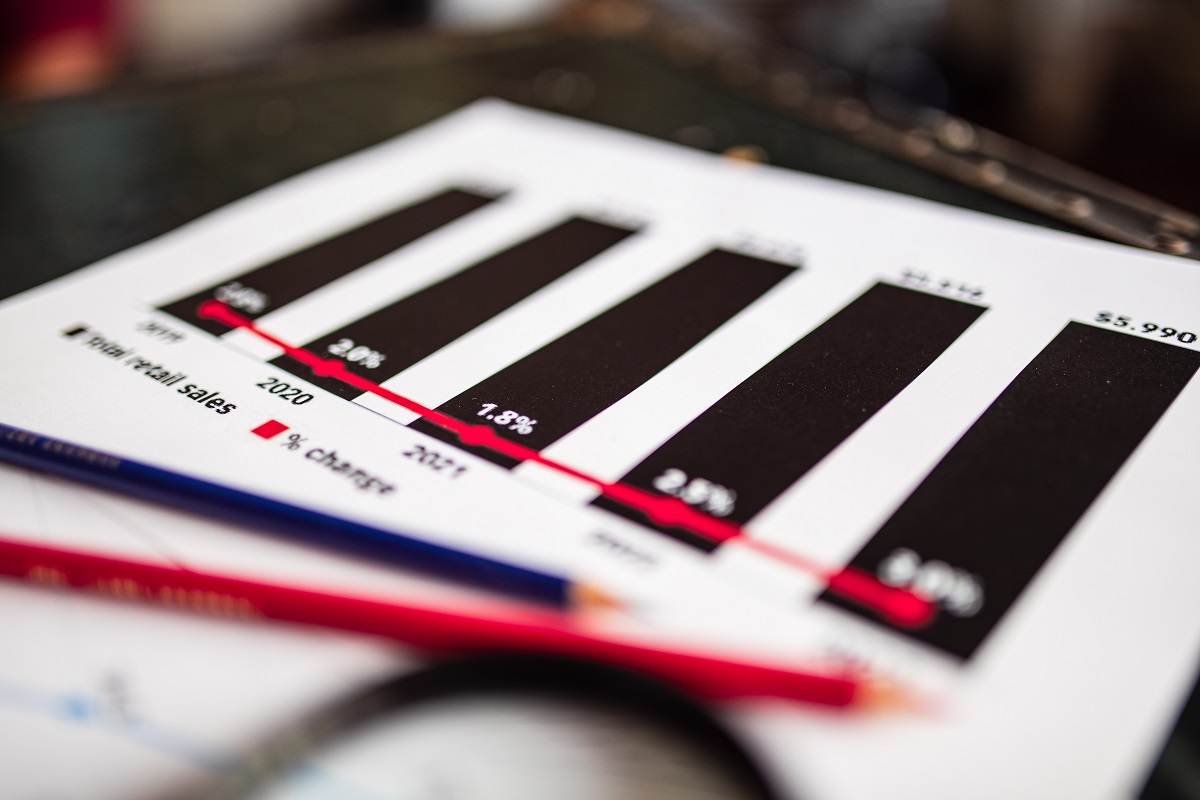 Profissional de vendarketing: quais os benefícios de contar com esse expert? Profissional de vendarketing: a imagem mostra um computador