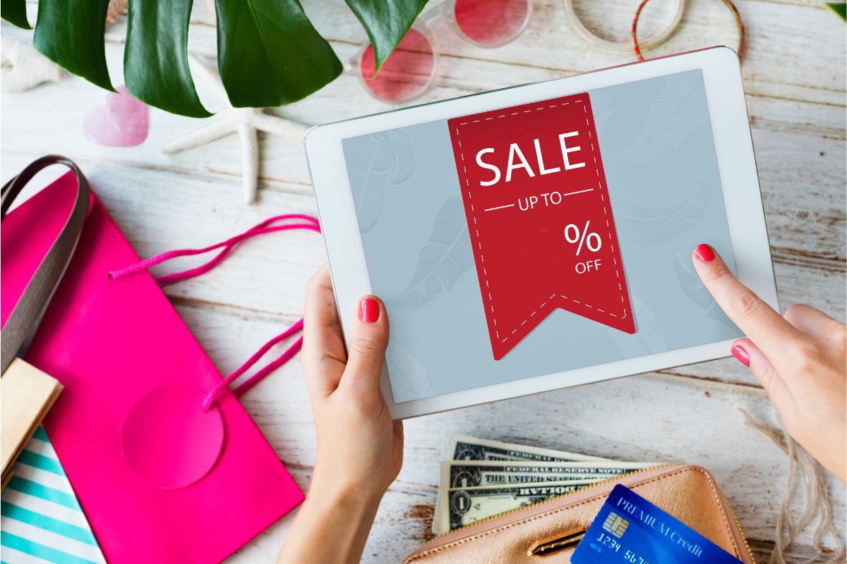 pessoa usando o tablet para fazer promoção no e-commerce