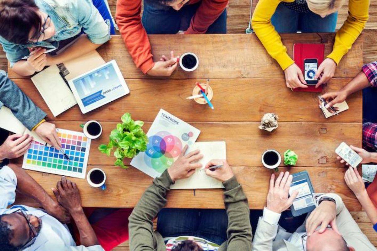 Profissionais de design discutindo projetos: Publicidade e design gráfico Publicidade e design gráfico: A imagem mostra alguns profissionais de design discutindo ideias de arte.