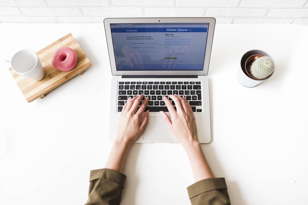 laptop: públicos personalizados no Facebook pessoa sentada, usando o laptop em cima da mesa