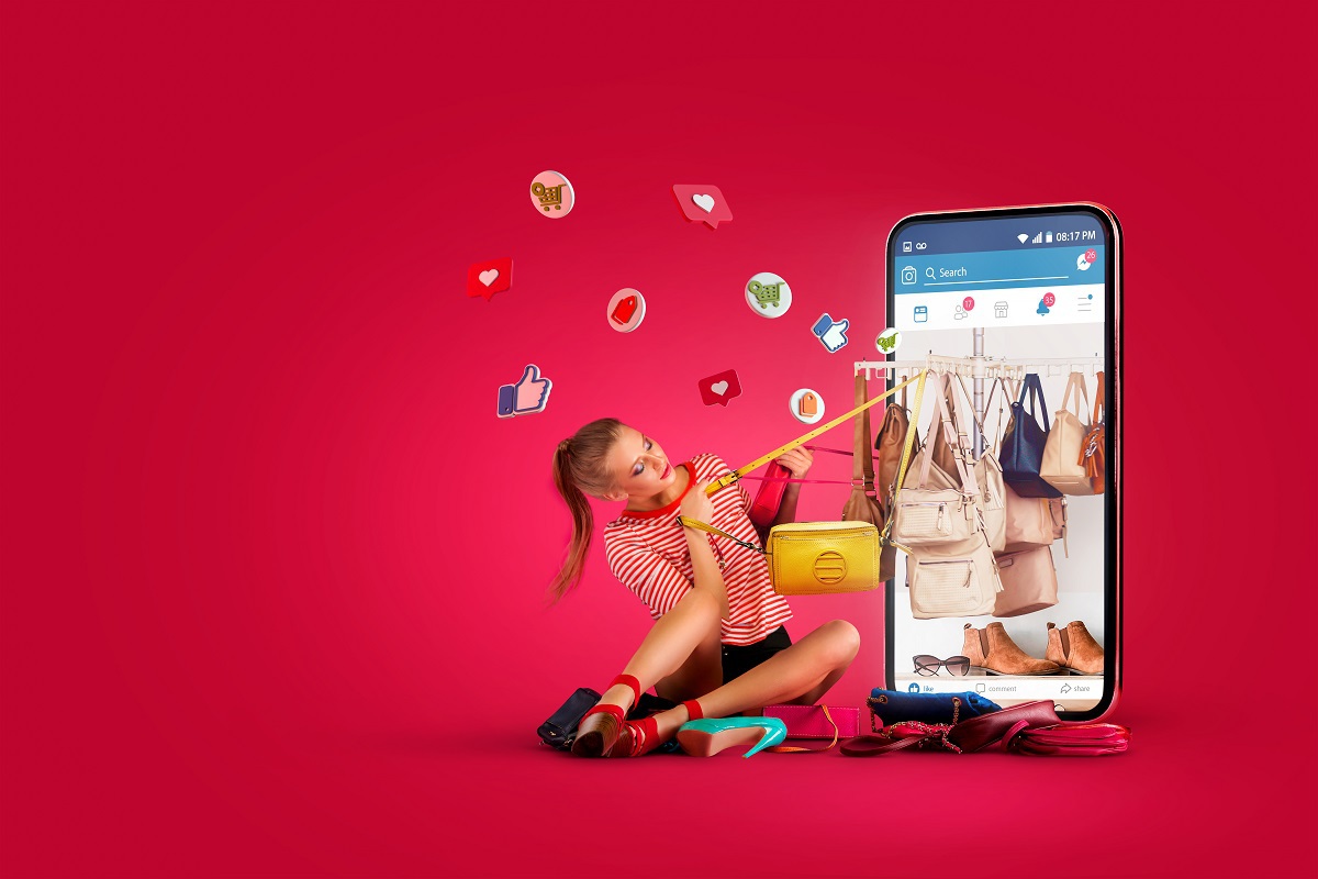 mulher do lado de um celular gigante, usando o facebook