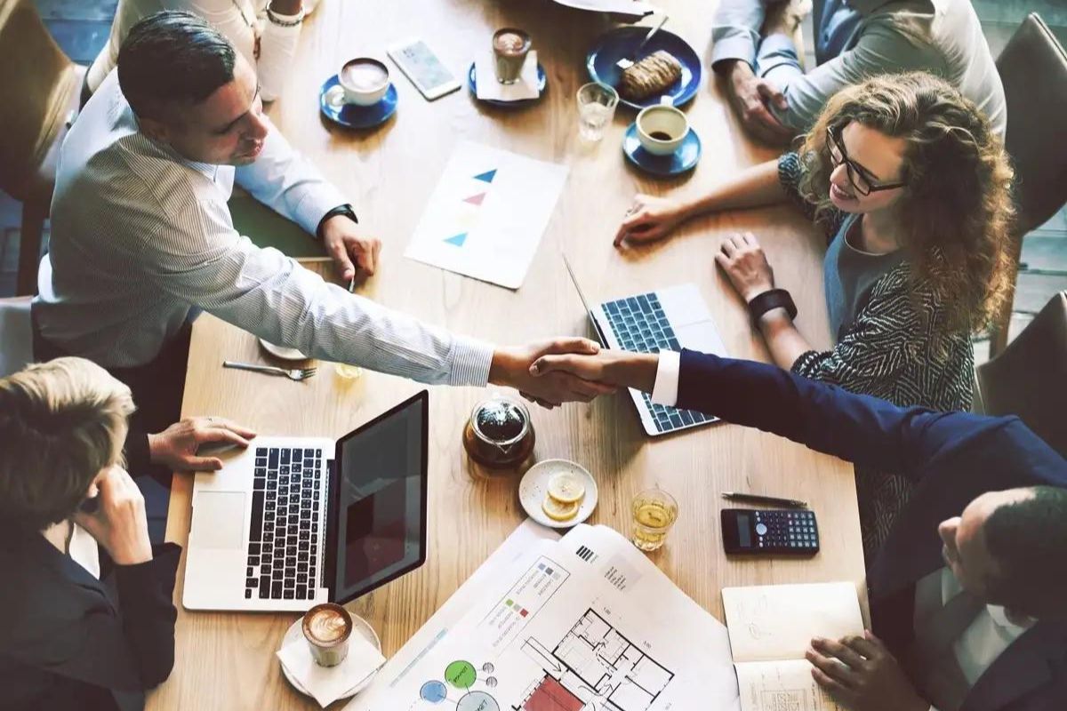 Reunião de executivos de uma empresa: Relações públicas e marketing de conteúdo Relações públicas e marketing de conteúdo: A imagem mostra uma reunião de executivos.