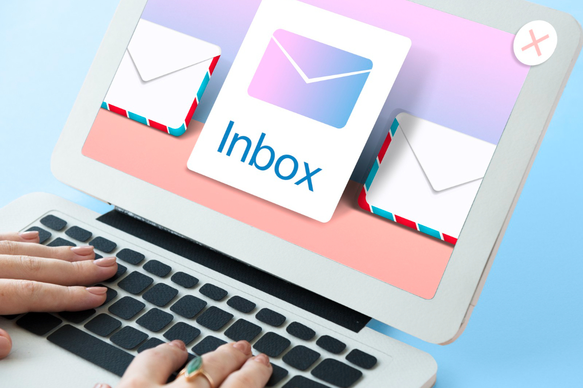 pessoa enviando e-mails: segmentar campanhas de e-mail pessoa usando laptop e enviando e-mails