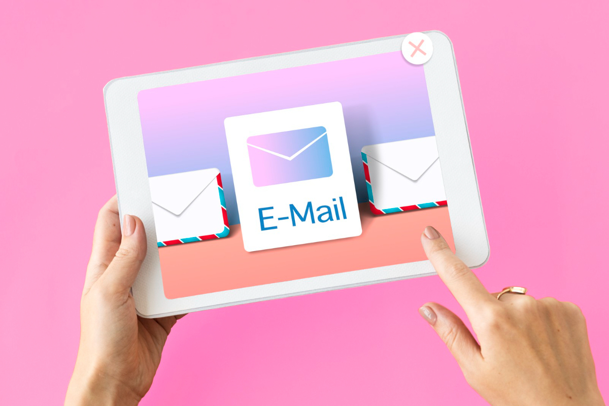 pessoa usando tablet: segmentar campanhas de e-mail pessoa usando o tablet para enviar e-mails