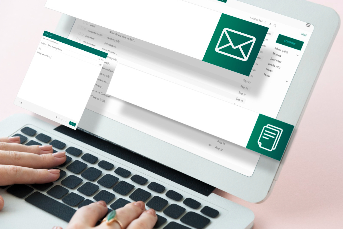 e-mails: segmentar campanhas de e-mail pessoa usando o laptop para enviar e-mails