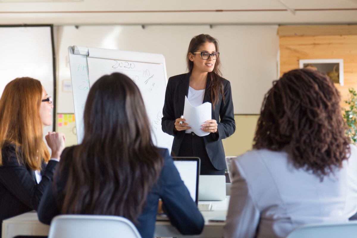 Soft Skills: A imagem mostra alguns mulheres em uma reunião de trabalho. 