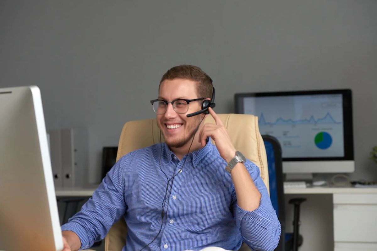 homem atendendo ligações: suporte ao cliente homem trabalhando atendendo ligações