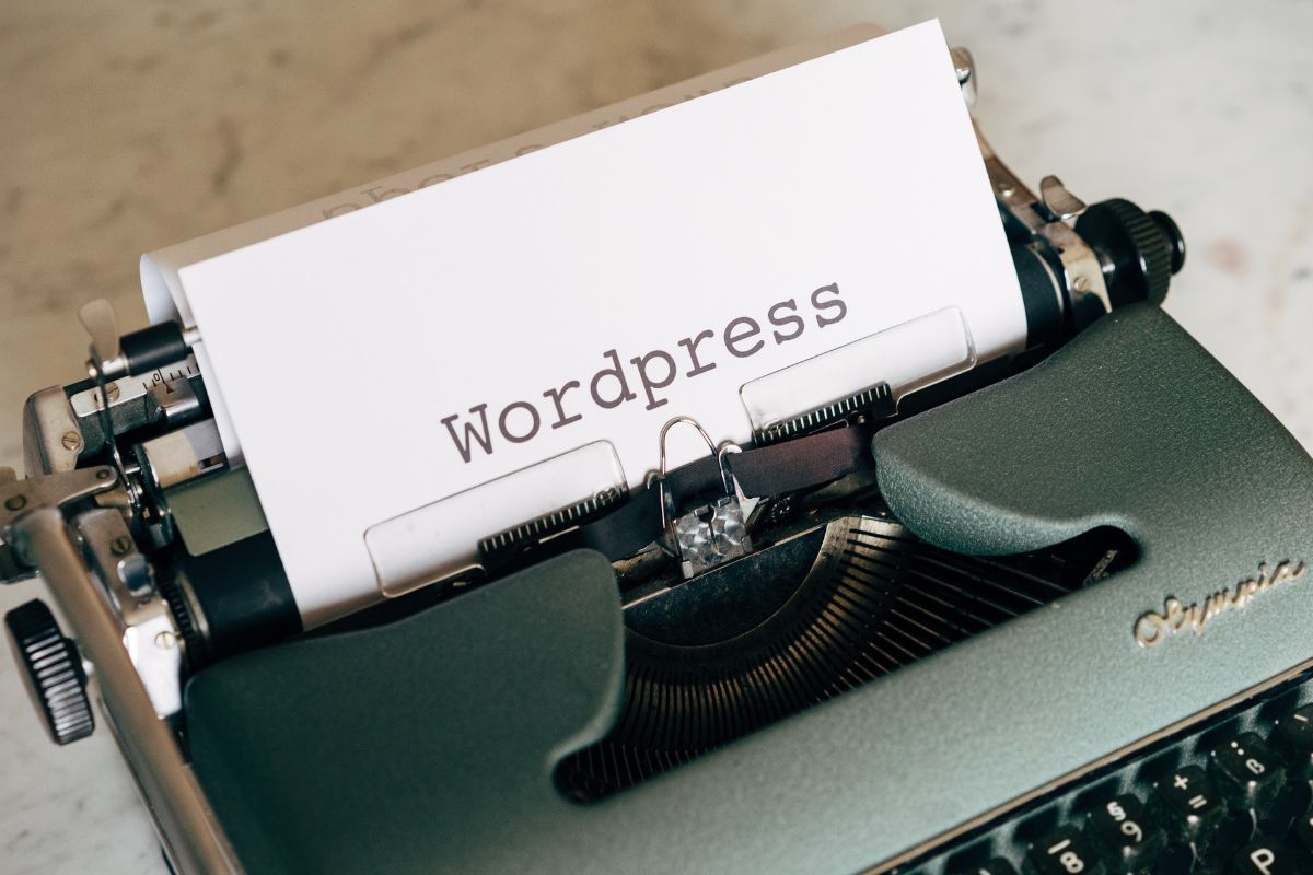 máquina de escrever: tipos de hospedagem máquina de escrever com uma folha escrita wordpress