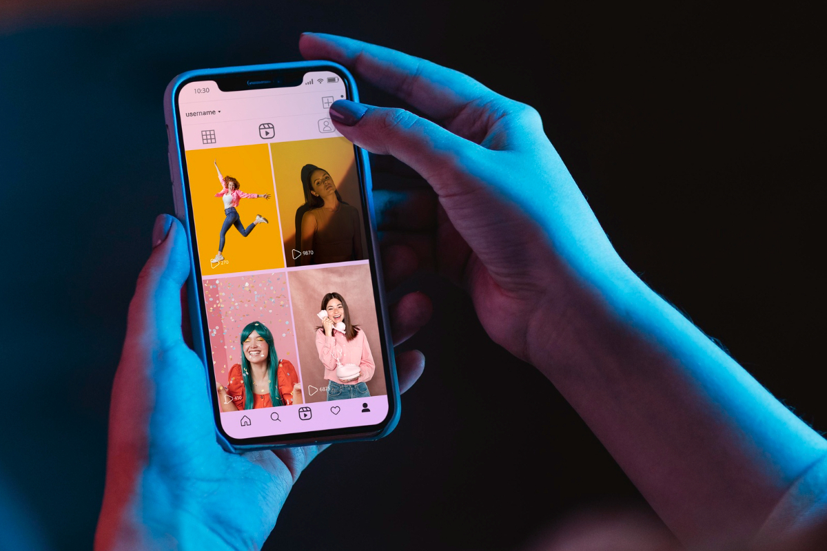 Vide case: A imagem representa uma pessoa usando um smartphone onde estão algumas edições de vídeo