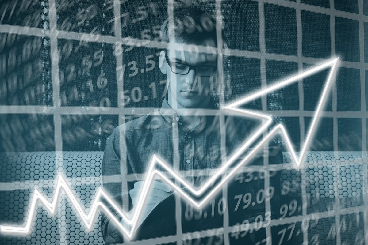 Os vídeos B2B geram mais leads e aumentam as conversões Vídeps B2B: a imagem mostra um homem analisando gráficos