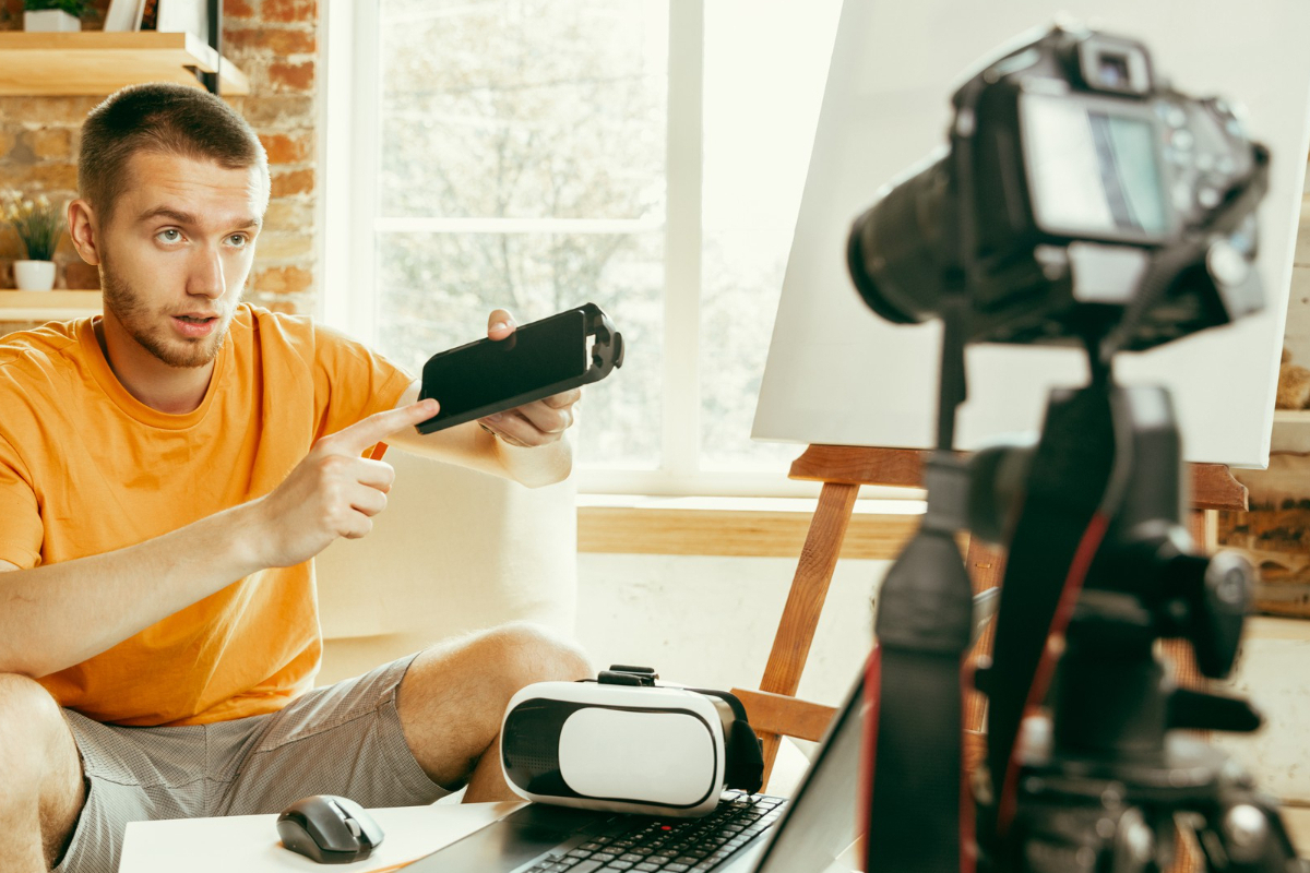 homem gravando vídeo com a ajuda de uma câmera