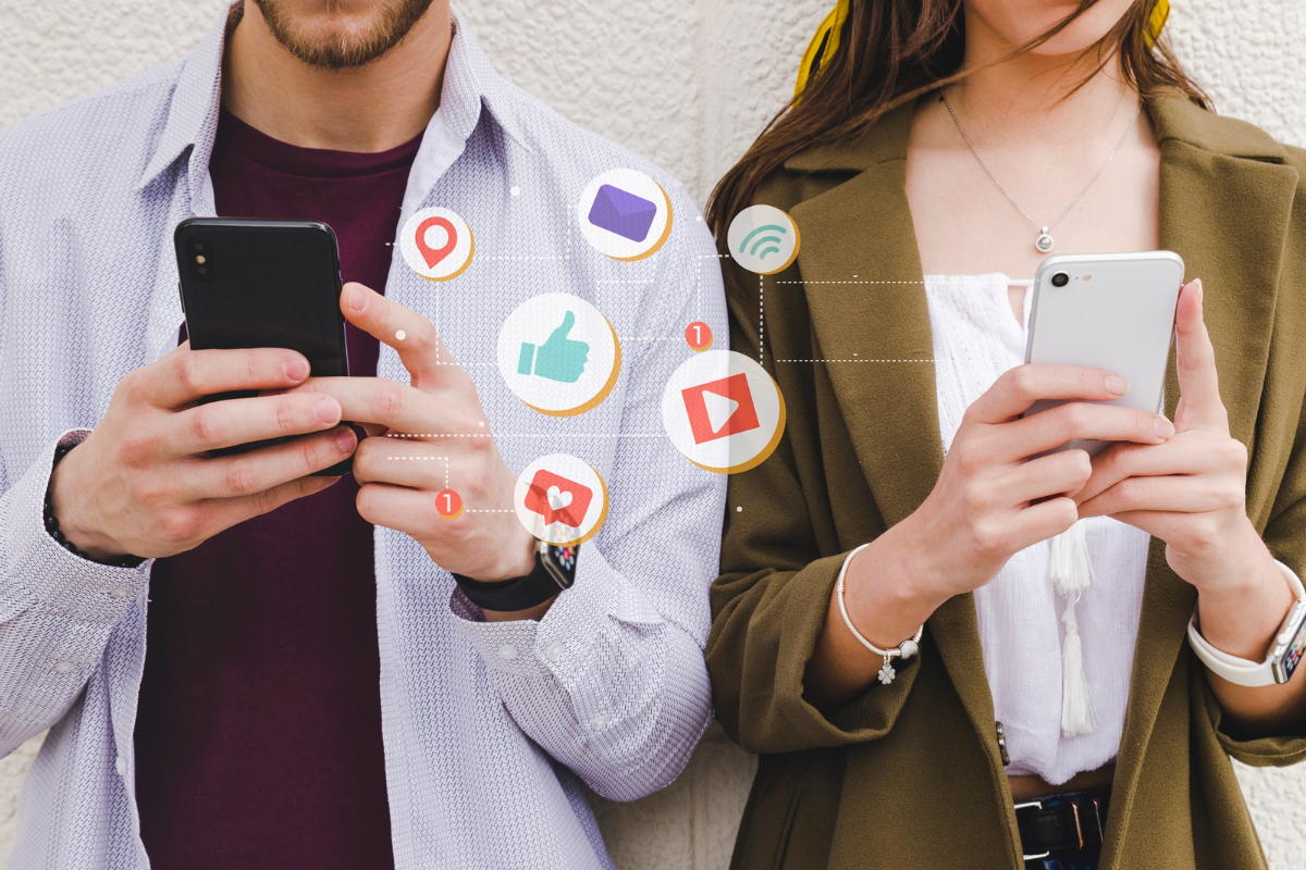 pessoas usando celular: videos mobile duas pessoas usando o celular ao mesmo tempo