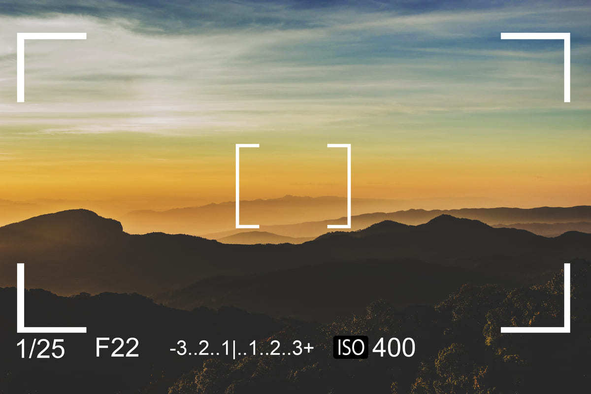 Paisagem com linhas similares às de lentes de câmeras fotográficas com data e hora e foco do visor
