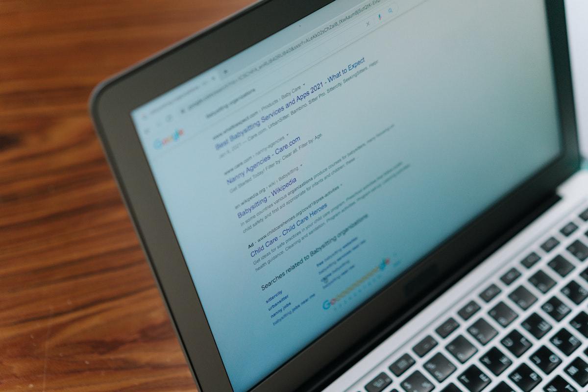 Página de resultados de pesquisa do Algoritmo do Google em notebook sobre mesa de madeira