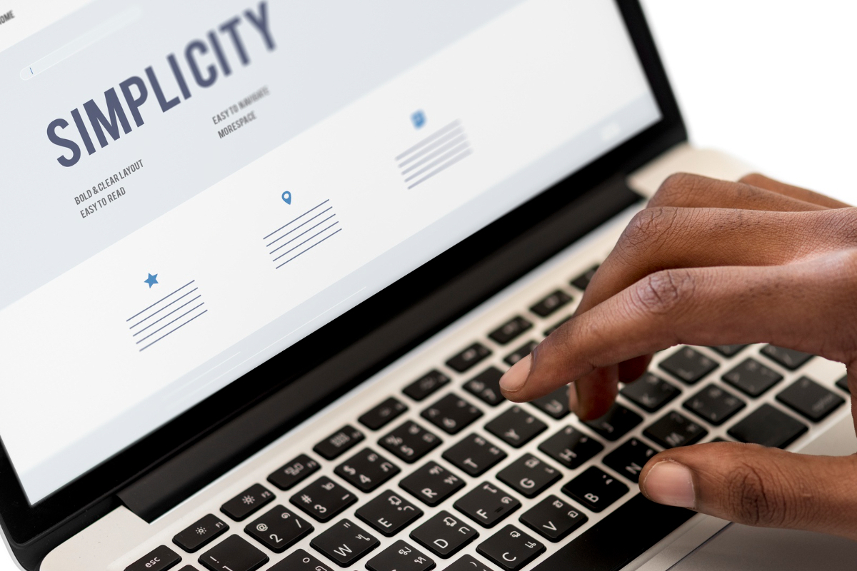 Notebook: Aplicar a acessibilidade digital Pessoa usando notebook com dados na tela que exibem o nome Simplicity