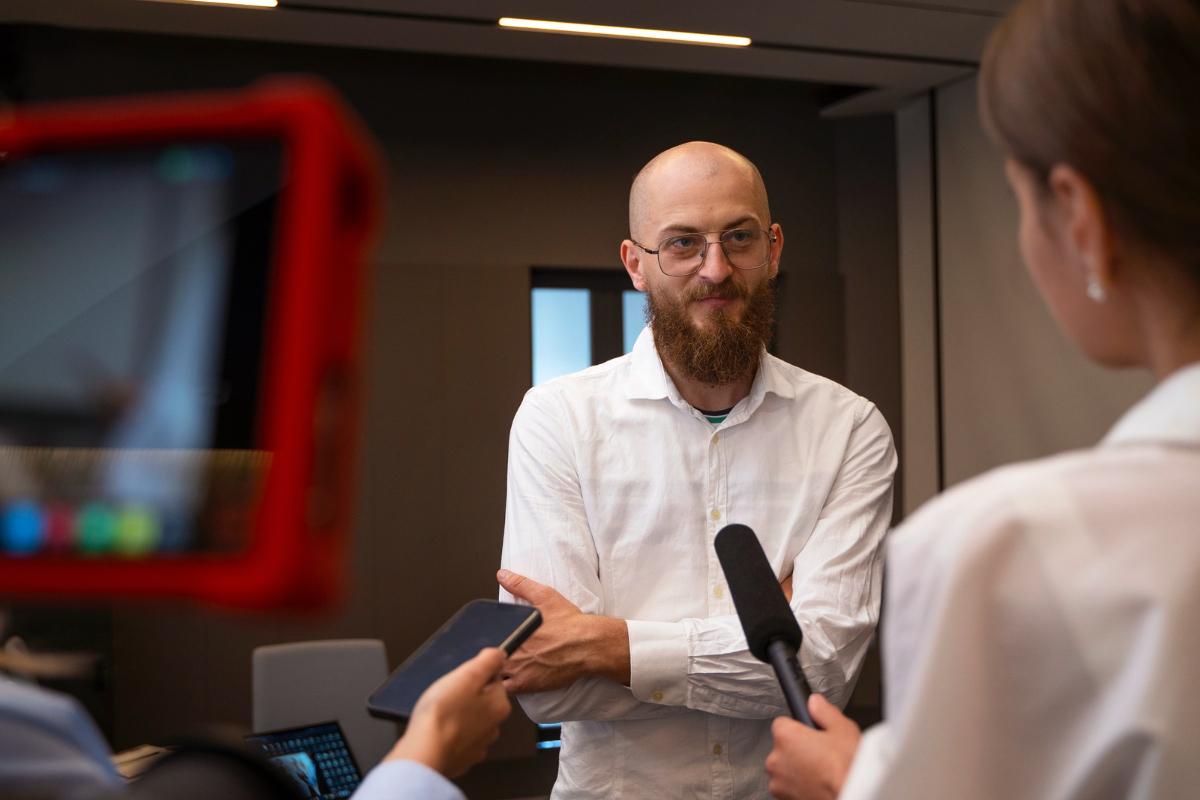 Empresa: Assessoria de imprensa Assessoria de imprensa de empresa falando com repórteres em entrada de prédio