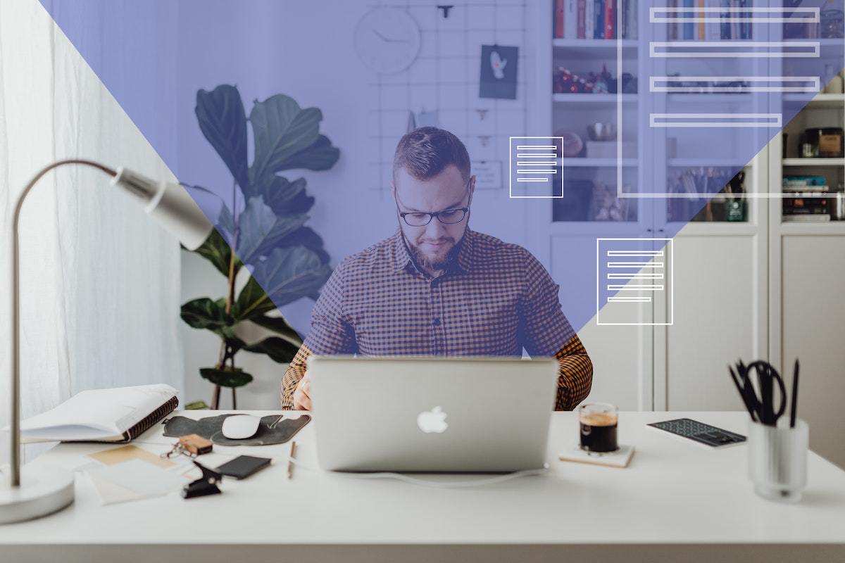Homem usando notebook em escritório sobre mesa branca com celular e outros objetos espalhados ao redor e símbolo azul com dados saindo da tela em montagem