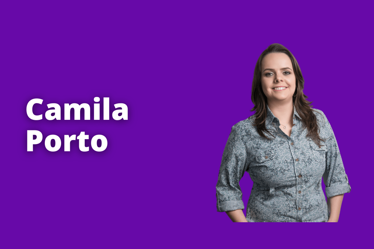 Camila Porto: a imagem tem o fundo roxo e tem - se escrito Camila Porto