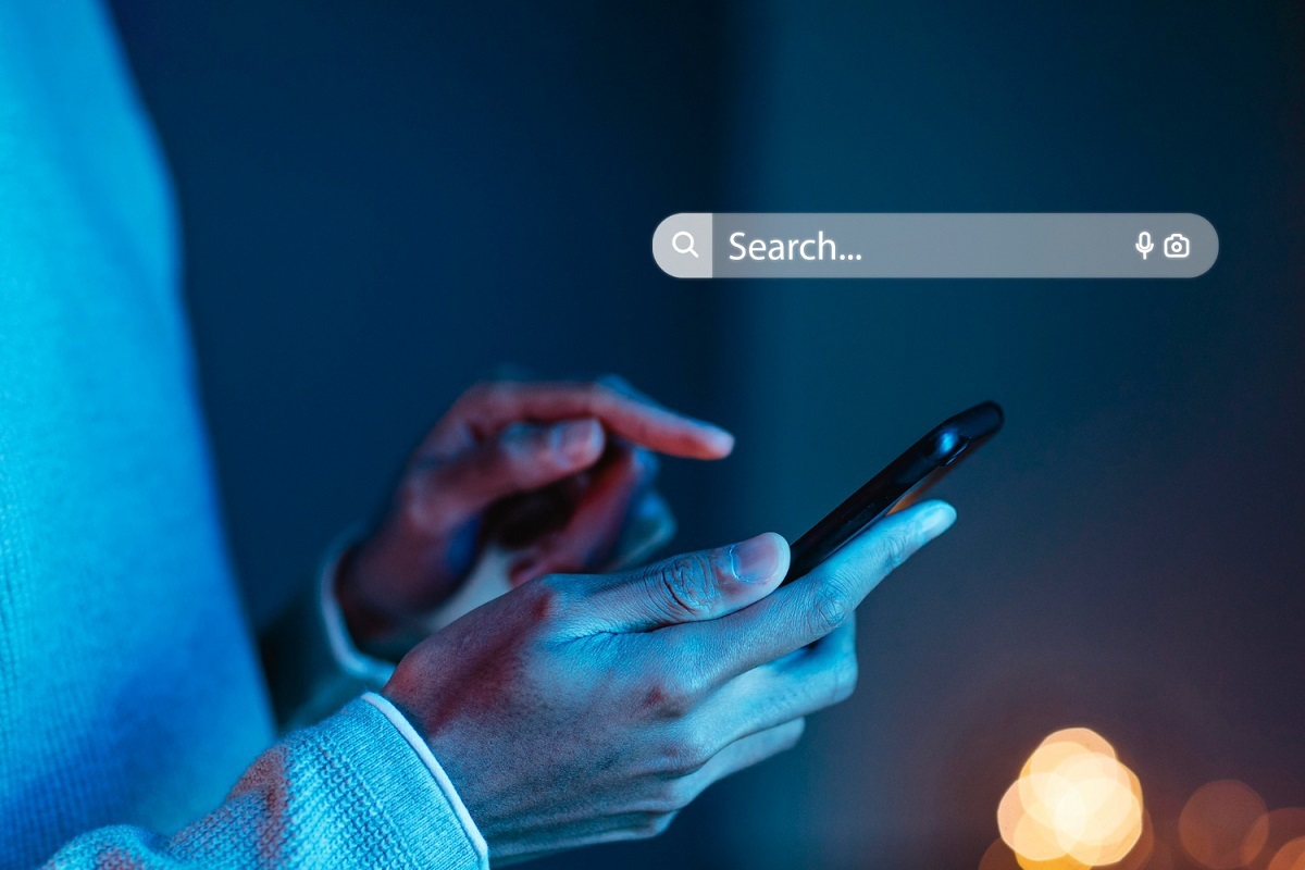 Pesquisa do Google: Clickbait Homem usando celular e campo de pesquisa do Google ao lado de suas mãos em montagem gráfica