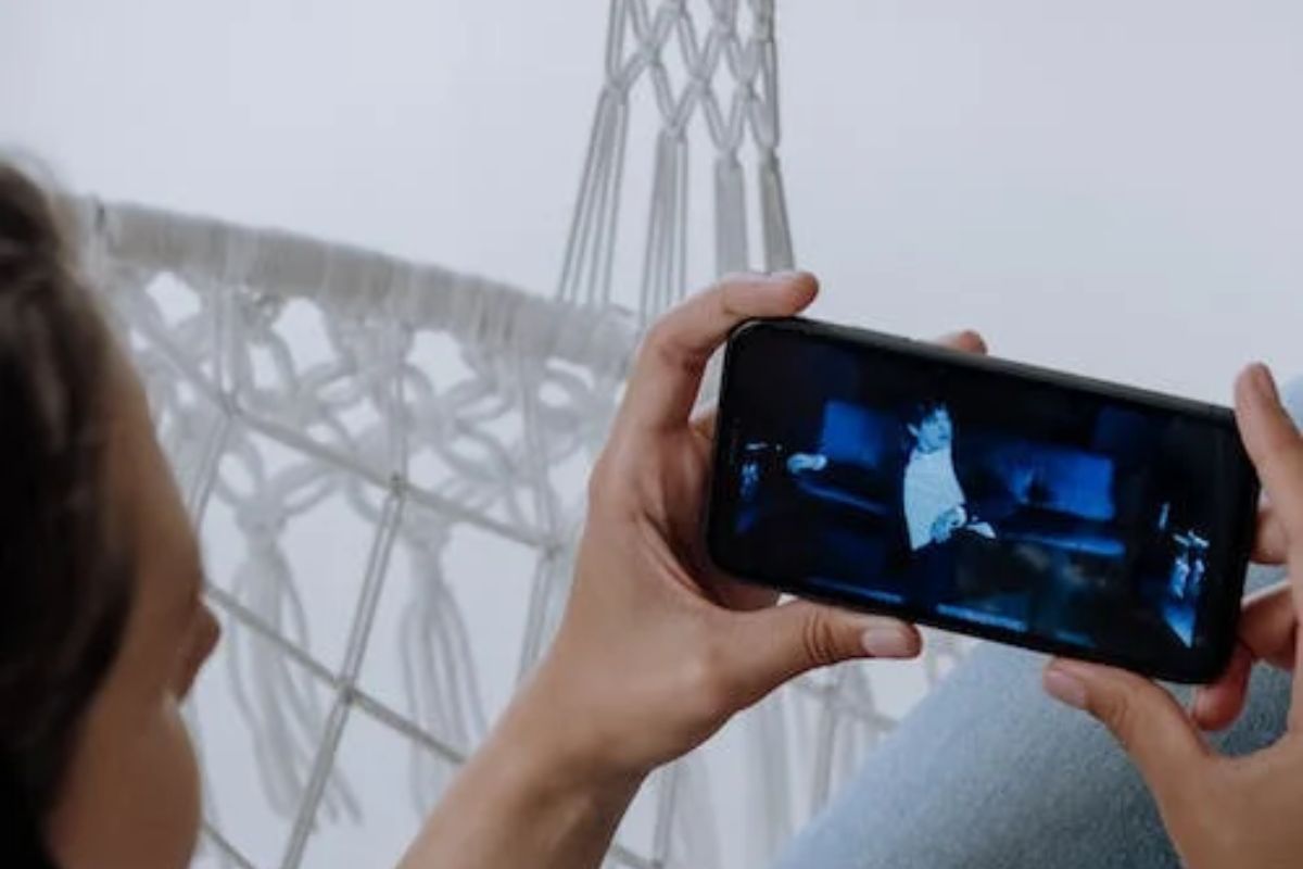 Vídeo: Conseguir views no YouTube Pessoa no celular assistindo vídeo no YouTube