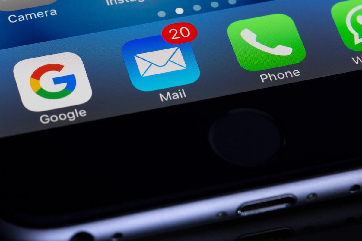 Tela de aparelho com foco em ícones de aplicativos de e-mail em aparelho móvel