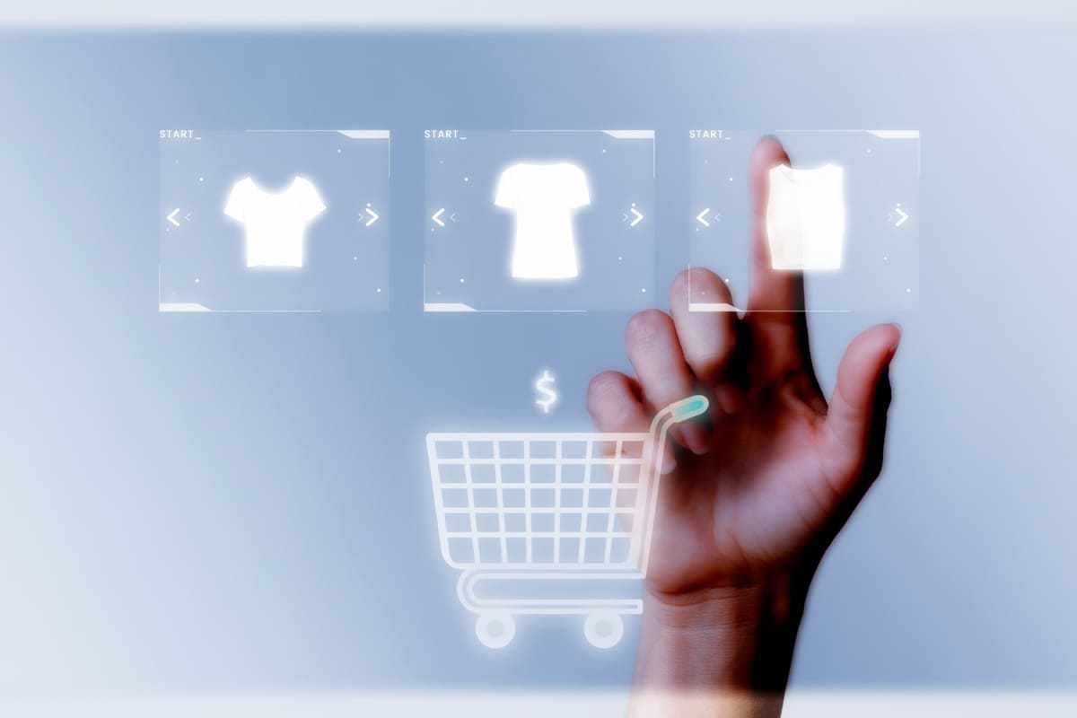 Pessoa clicando em botões com símbolos de roupa e carrinho de compras em situação análoga à E-commerce de serviços B2B