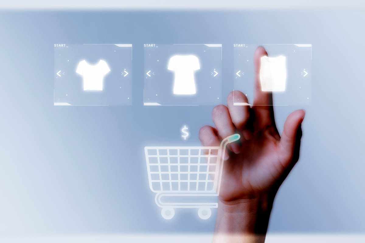 Compra: E-commerce de serviços B2B Pessoa clicando em botões com símbolos de roupa e carrinho de compras em situação análoga à E-commerce de serviços B2B