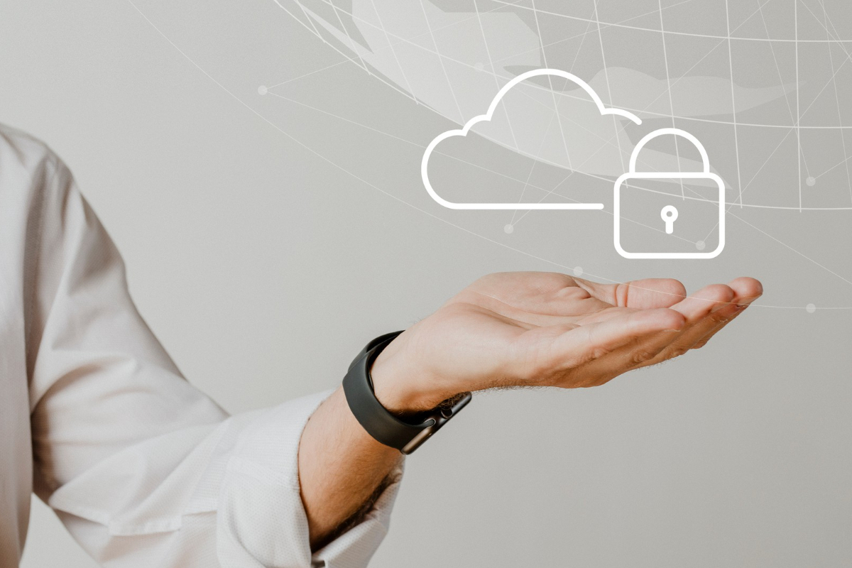 Segurança: Emissão de nota fiscal Homem com mão esquerda erguida com palma para cima como se tivesse mostrando algo, que no caso é um bloqueio de segurança em nuvem feito por montagem