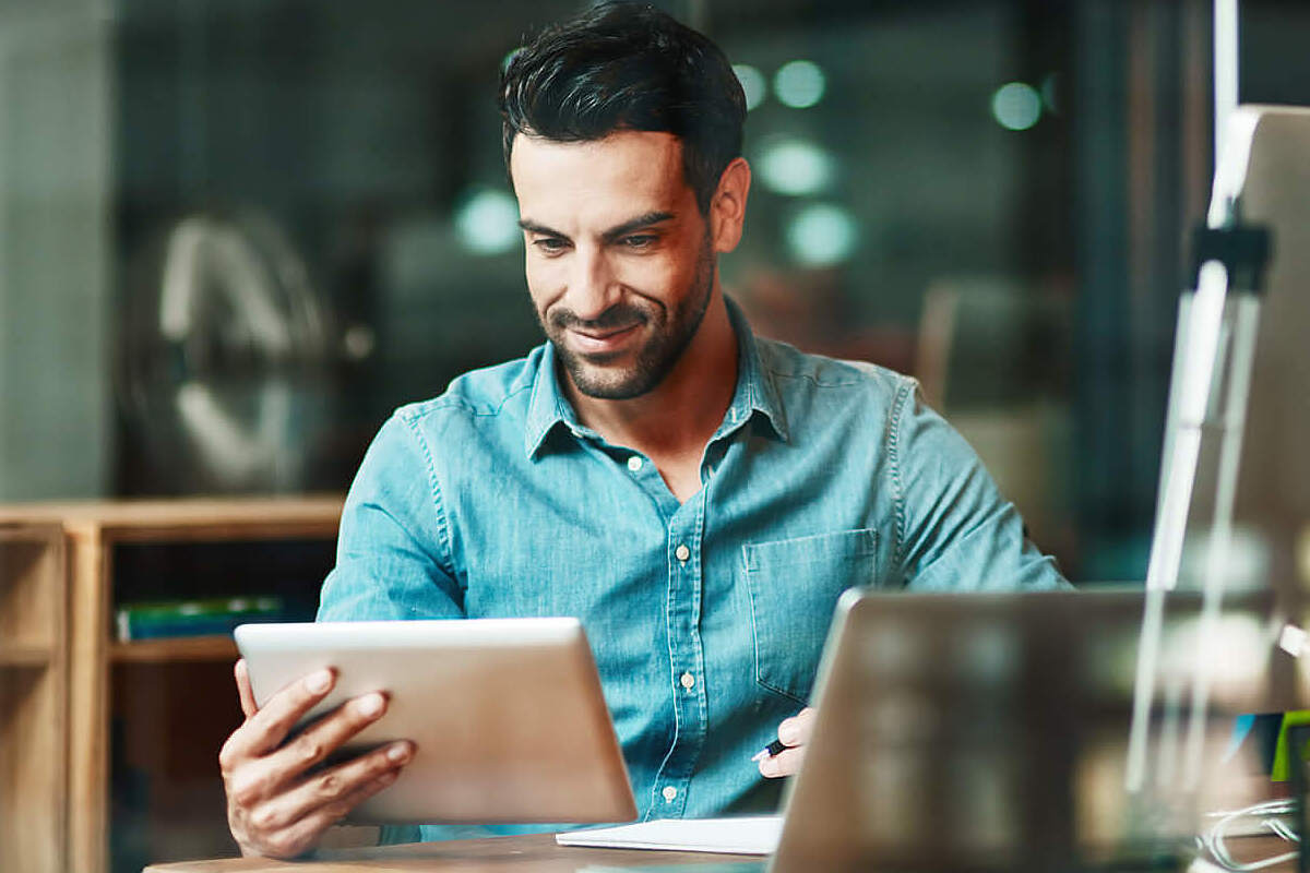 Home office: Empreendedorismo digital Homem trabalhando com notebook e tablet em seu Empreendedorismo digital em home office