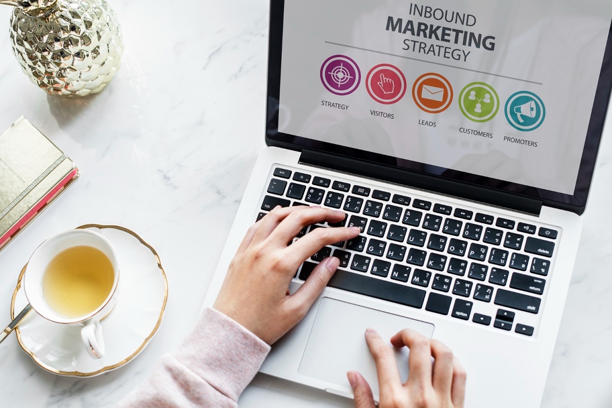 Home office: Especialista em marketing digital Pessoa usando notebook em Home office analisando dados de marketing ao lado de xícara de chá branca