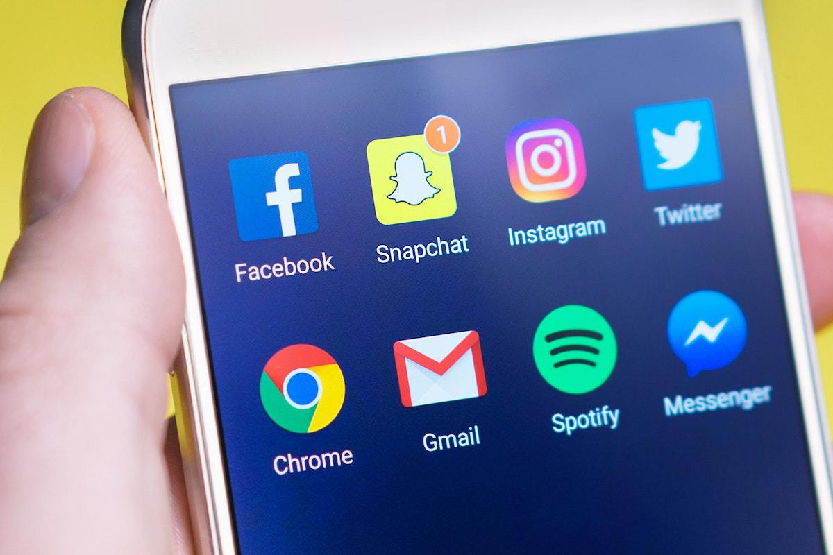 Tela de celular com menu de aplicativos mostrando notificações, que podem ser usados em Evolução marketing educacional