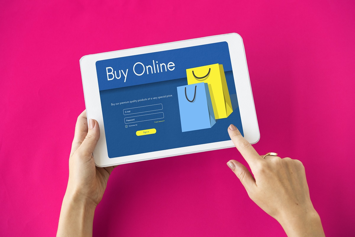 Mulher segurando tablet com tela de loja enquanto faz compras na internet