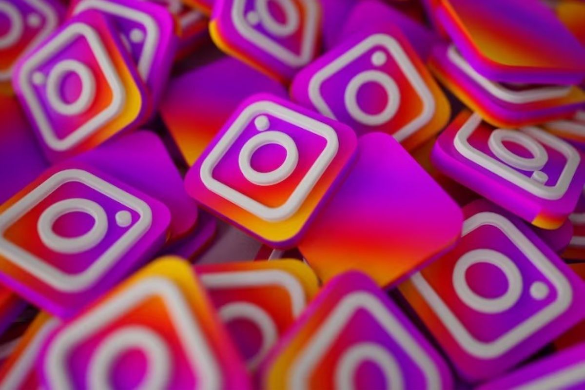 Montagem com símbolos do aplicativo do Instagram