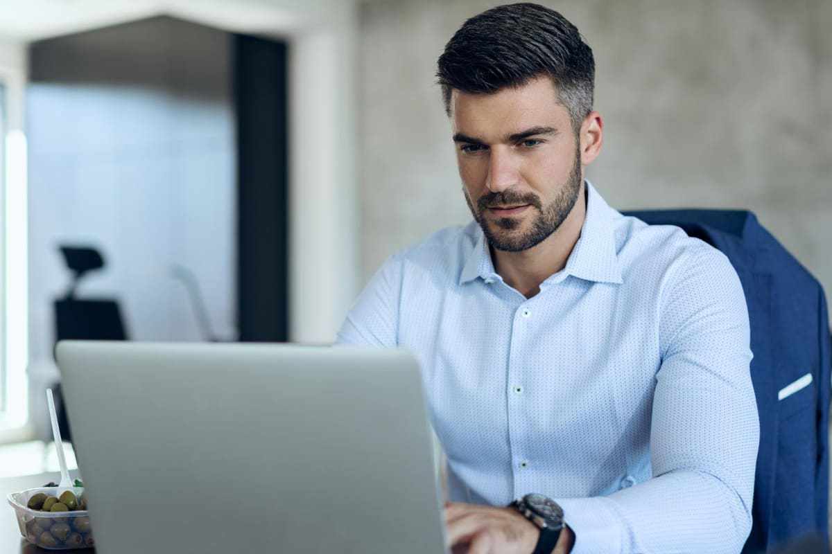 Homem trabalhando diante de notebook em empresa usando Google Ad Manager