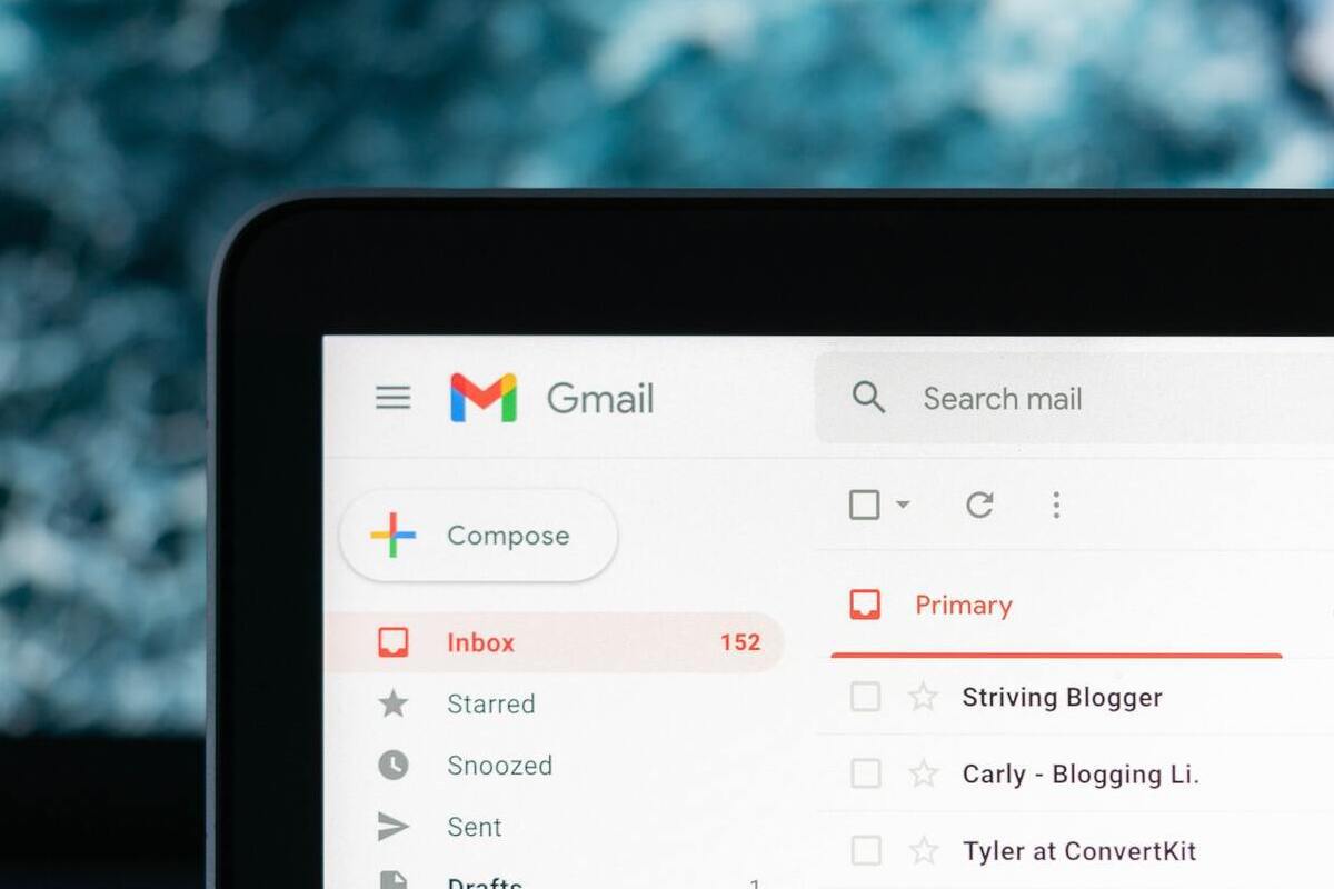 Tela inicial da caixa de entrada do Gmail em tablet preto na horizontal