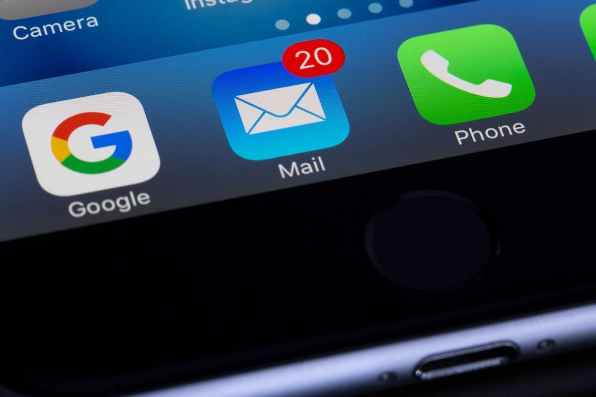 Tela de aparelho mobile com aplicativos de e-mail com notificações nos ícones