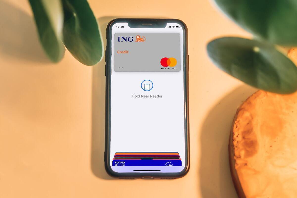Celular sobre mesa com aplicativo de finanças aberto no mesmo