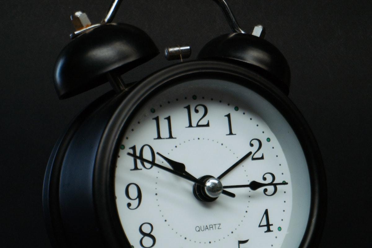 Relógio: Matriz de eisenhower Relógio de modelo antigo com despertador marcando 10:10h e 15 segundo, na cor preta