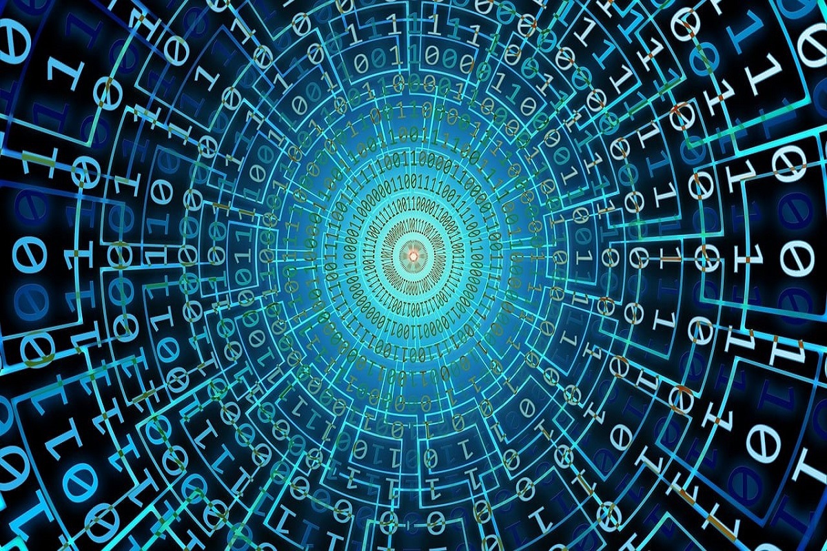 Montagem com código binário ao redor de símbolos web de tecnologia com fundo azul